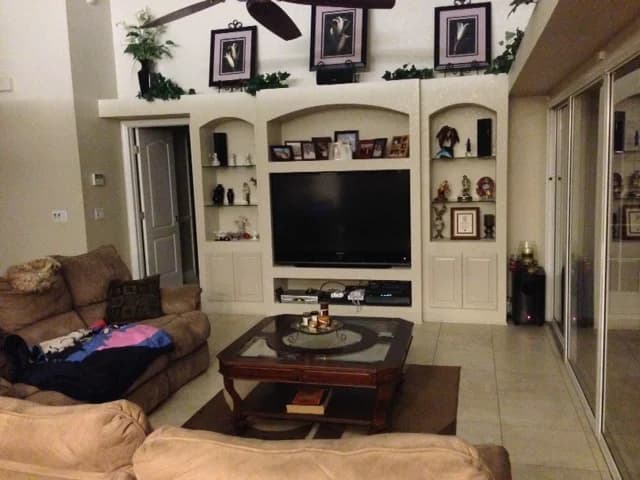 Display set into an arched built-in niche in a family room